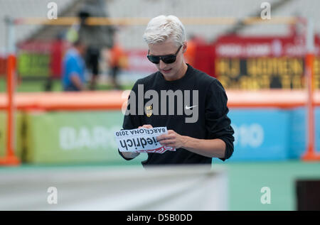 Deutsche Hochspringerin Ariane Friedrich bereitet ihr Sprung im Olympiastadion Lluis Companys während der Europameisterschaften in Barcelona, Spanien, 30. Juli 2010. Foto: Bernd Thissen Stockfoto