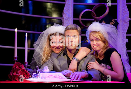 Madame Tussauds hat die Wachsfigur von George Clooney in einer Hochzeitsszene angeordnet, so dass Besucher drin als Bräute in Berlin, Deutschland, 30. Juli 2010 darstellen können. Gerücht besagt, dass die realen Clooney seine Freundin, italienische Model Elisabetta Canalis zu heiraten soll. Foto: Robert Schlesinger Stockfoto