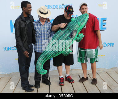 Darsteller (L-R) uns Schauspieler Kevin James, Chris Rock, David Spade und Adam Sandler für die Premiere seines Films "Grown Ups" in Berlin, Deutschland, 30. Juli 2010 kommen. Der Film ist im deutschen finde vom 05. August auf. Foto: JENS KALAENE Stockfoto