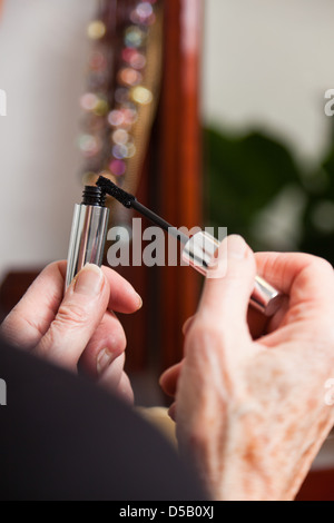 Händen der senior Frau Make-up vor Spiegel zu tun. Stockfoto