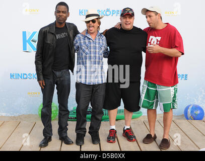 Darsteller (L-R) uns Schauspieler Kevin James, Chris Rock, DAvid Spade und Adam Sandler für die Premiere seines Films "Grown Ups" in der "O2 World Arena" kommen in Berlin, Deutschland, 30. Juli 2010. Der Film ist im deutschen finde vom 05. August auf. Foto: Jens Kalaene Stockfoto