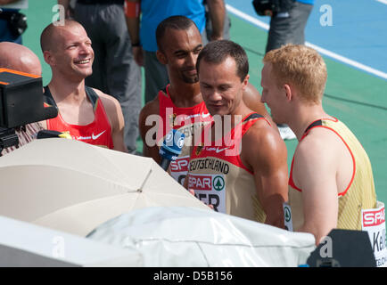 Deutsche Staffelläufer Tobias Unger, Marius Broening, Alexander Kosenkow und Martin Keller (L, R) posieren für ein Foto nach der 4 x 100-Meter-Vorrunde bei den Europameisterschaften in Barcelona, Spanien, 31. Juli 2010. Foto: Bernd Thissen Stockfoto