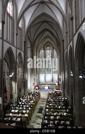 Oekomenischer Gottesdienst Für sterben die Opfer der Loveparade-Veranstaltung in der Duisburger Salvatorkirche. (Foto: Uta Wagner/Staatskanzlei NRW) Stockfoto