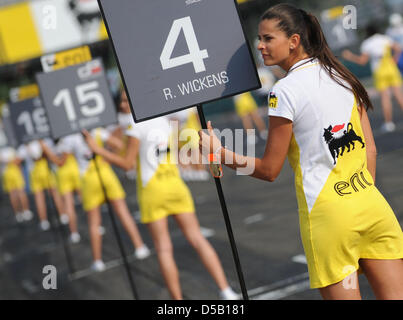 Grid Girls stehen in den Startlöchern für den Start des GP 3er am Hungaroring in der Nähe Budapest, Ungarn, 31. Juli 2010. Grand Prix von Ungarn wird am 1. August als das zwölfte Rennen der Formel1 Saison 2010 stattfinden. Foto: Peter Steffen Stockfoto