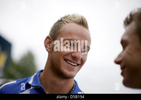 Ivan Rakitic lächelt der Saison ist Kick-off des FC Schalke 04 vor der Veltins Arena in Gelsenkirchen, Deutschland, 31. Juli 2010. Foto: Rolf Vennenbernd Stockfoto