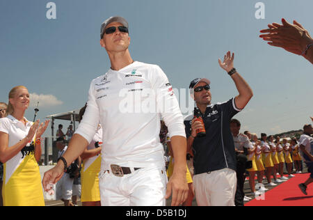 Der deutsche Rennfahrer Michael Schumacher Mercedes GP und der brasilianische Fahrer Rubens Barrichello in der Fahrer-Parade vor dem Grand Prix von Ungarn-Rennen auf dem Hungaroring Rennstrecke in der Nähe von Budapest, Ungarn, 1. August 2010 zu beteiligen. Foto: Peter Steffen Stockfoto