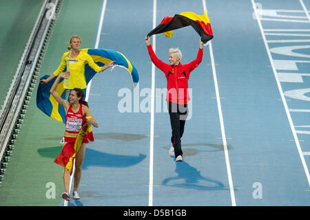 Deutsche Hochspringerin Ariane Friedrich (R) feiert mit schwedische Silbermedaillengewinner Emma Green (L) nach dem Gewinn der Bronzemedaille in der Frauen Hochsprung-Wettbewerb bei den Europameisterschaften in Barcelona, Spanien, 31. Juli 2010. Foto: Bernd Thissen Stockfoto