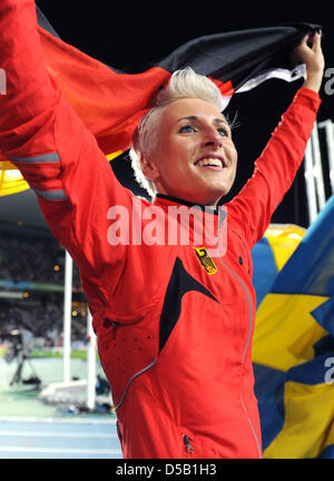 Deutsche Hochspringerin Ariane Friedrich feiert mit deutscher Flagge nach dem Gewinn der Bronzemedaille in der Frauen Hochsprung-Wettbewerb bei den Europameisterschaften in Barcelona, Spanien, 1. August 2010. Foto: Rainer Jensen Stockfoto