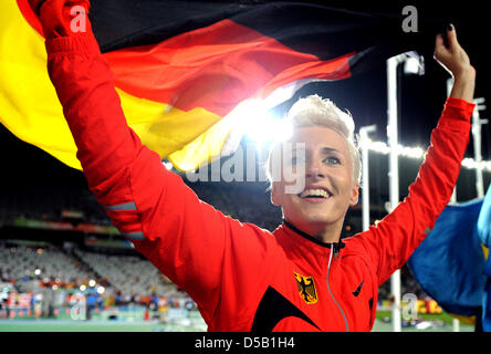 Deutsche Hochspringerin Ariane Friedrich feiert mit deutscher Flagge nach dem Gewinn der Bronzemedaille in der Frauen Hochsprung-Wettbewerb bei den Europameisterschaften in Barcelona, Spanien, 1. August 2010. Foto: Rainer Jensen Stockfoto