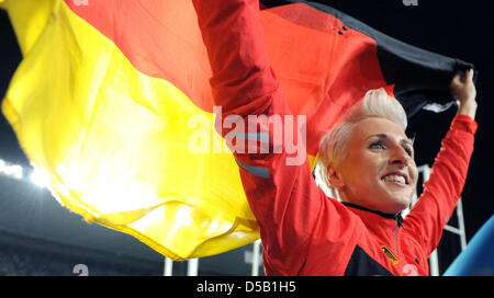 Deutsche Hochspringerin Ariane Friedrich feiert mit deutscher Flagge nach dem Gewinn der Bronzemedaille in der Frauen Hochsprung-Wettbewerb bei den Europameisterschaften in Barcelona, Spanien, 1. August 2010. Foto: Rainer Jensen Stockfoto