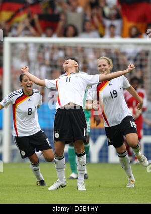 Deutsche Spieler Selina Wagner, Alexandra Popp und Kim Kulig (L, R) feiern die Weltmeisterschaft nach dem Sieg von 2:0 gegen Nigeria in das Endspiel der FIFA U-20-Frauen-WM in Bielefeld, Deutschland, 1. August 2010. Foto: Friso Gentsch Stockfoto