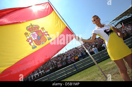 Eine Raster-Mädchen hält eine spanische Flagge an den Grand Prix von Ungarn in Budapest, Ungarn, 1. August 2010. Webber gewann das Rennen vor Alonso und Vettel. Foto: Peter Steffen Stockfoto