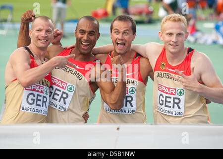 Deutsche Staffelläufer Tobias Unger, Marius Broening, Alexander Kosenkow und Martin Keller (L, R) posieren für die Kamera nach dem Gewinn einer Bronzemedaille in der 4 x 100-Meter-Staffel bei der Leichtathletik-Europameisterschaft in Barcelona, Spanien, 1. August 2010. Foto: Bernd Thissen Stockfoto