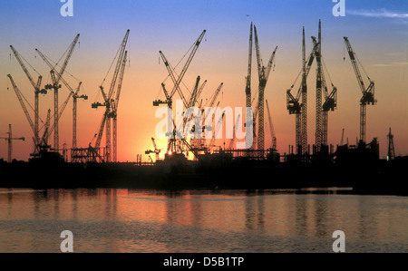 Turmdrehkrane an der Canary Wharf in den Londoner Docklands 1988. Stockfoto