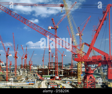 Turmdrehkrane in Canary Wharf in London Docklands Stockfoto