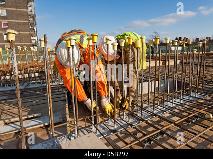 Website der Bauarbeiter Vorbereitung Stahlbau für armierten Beton gießen Stockfoto