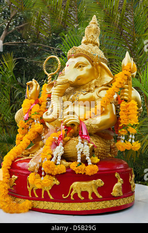 Lord Ganesha Statue mit Blumen geschmückt Stockfoto