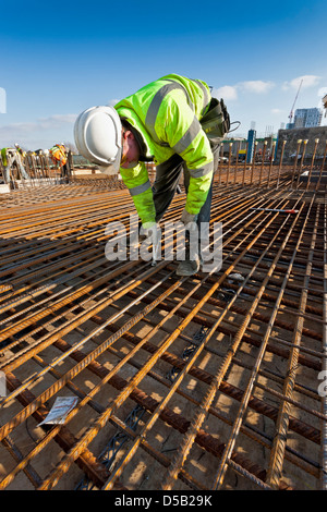 Website der Bauarbeiter Vorbereitung Stahlbau für armierten Beton gießen Stockfoto