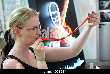 Ein Datei-Bild vom 12. Juli 2010 zeigt der Glasbläser Nadine Micknass NEL Neon Technologieunternehmens weht eine Neonröhre in Leipzig, Deutschland. NEL entwickelt, abgesehen von Neonröhren, Betten für Zwillingen in Zusammenarbeit mit einer Hebamme und eines Designers. Foto: Jan Woitas Stockfoto