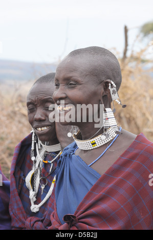 Afrika, Tansania, Massai-Stamm eine ethnische Gruppe von semi-nomadische Leute. Eine Gruppe in traditioneller Tanz Stockfoto