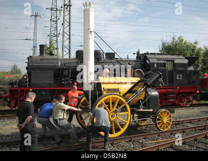 Das Bild bietet eine Reproduktion von historischen Dampf Lok "Rakete" von 1829 an das Deutsche Bahn Museum in Nürnberg, 29. Juli 2010. Die "Rakete" und eine weitere sieben Lokomotiven zeigen die Anfänge der Eisenbahnen in Europa. Das Fahrzeug zeigen 'Adler, Rocket & Co' öffnet 5. August 2010. Foto: Daniel Karmann Stockfoto