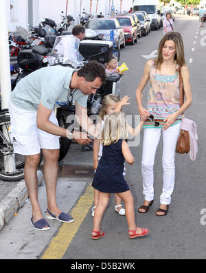 Spanische Kronprinz Felipe, Prinzessin Letizia, Prinzessin Leonor (versteckt) und Prinzessin Sofia kommen zu einem Konzert in Mallorca Nautic Club in Palma De Mallorca, Balearen, Spanien, 4. August 2010. Foto: Patrick van Katwijk Stockfoto