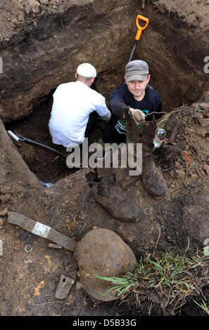 Mitarbeiter der deutschen Soldatenfriedhof Hilfe Verein wiederherstellen die Überreste der deutschen Soldaten aus dem zweiten Weltkrieg in Glasunovka, Russland, 17. Oktober 2009. Rund 1700 Soldaten an der Divison Friedhof begraben und werden nun zu einem kollektiven Friedhof in Besedino verlagert werden. Die meisten Soldaten starben in der Schlacht von Kursk 1943, die größte Panzerschlacht des Krieges gilt Stockfoto