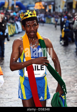 Mehrere Olympiasieger und Weltmeister und Marathon-Weltrekordler, Äthiopier Haile Gebrselassie, feiert seinen Sieg in der 20. internationalen neue Yeas Lauf in Trier, Deutschland, 31. Dezember 2009. Gebrselassie gewann in 22:22, 5 Minuten, nur 1,5 Sekunden unter den Streckenrekord. Foto: HARALD TITTEL Stockfoto