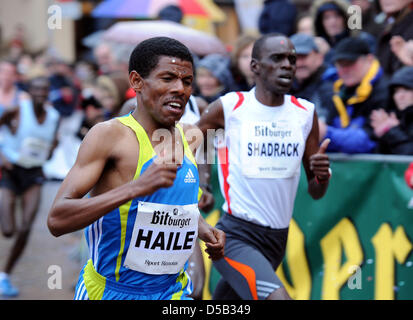 Mehrere Olympiasieger und Weltmeister und Marathon-Weltrekordler, äthiopische Haile Gebrselassie (L), konkurriert in der 20. internationalen neue Yeas Lauf in Trier, Deutschland, 31. Dezember 2009. Gebrselassie gewann in 22:22, 5 Minuten, nur 1,5 Sekunden unter den Streckenrekord. Foto: HARALD TITTEL Stockfoto