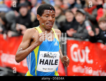 Mehrere Olympiasieger und Weltmeister und Marathon-Weltrekordler, äthiopische Haile Gebrselassie (L), konkurriert in der 20. internationalen neue Yeas Lauf in Trier, Deutschland, 31. Dezember 2009. Gebrselassie gewann in 22:22, 5 Minuten, nur 1,5 Sekunden unter den Streckenrekord. Foto: HARALD TITTEL Stockfoto