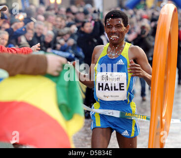 Mehrere Olympiasieger und Weltmeister und Marathon-Weltrekordler, Äthiopier Haile Gebrselassie, konkurriert in der 20. internationalen neue Yeas Lauf in Trier, Deutschland, 31. Dezember 2009. Gebrselassie gewann in 22:22, 5 Minuten, nur 1,5 Sekunden unter den Streckenrekord. Foto: HARALD TITTEL Stockfoto