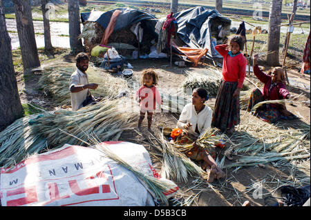 Srinagar, indisch verwalteten Kaschmir, 28. März 2013. Slum-Bewohner aus dem indischen Bundesstaat Rajasthan macht Besen am Stadtrand von Srinagar, der Sommerhauptstadt von Indien verwalteten Kaschmir am 28. März 2013. Die Himalaya-Region von Indien und Pakistan und im Griff eines blutigen Konflikts in den vergangenen zwei Jahrzehnten bestritten hat einen enormen Zustrom von Armen, unterdrückten Migranten aus verschiedenen Teilen Indiens vor kurzem gesehen, von denen viele Fristen kargen Lebensunterhalt aus Besen-Making, Rag-Kommissionierung, betteln, etc..  (Sofi Suhail / Alamy Live News) Stockfoto