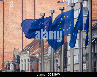 Europäische Union Flaggen im Wind mit alten Gebäuden im Hintergrund. Brüssel, Belgien Stockfoto