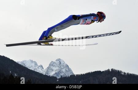 Finnische Janne Ahonen ist die Luft bei einem Test-Sprung von der Olympischen Sprungschanze bei der 58. Vierschanzentournee Skispringen Turnier in Garmisch-Partenkirchen, Deutschland, 1. Januar 2010. Foto: ANDREAS GEBERT Stockfoto