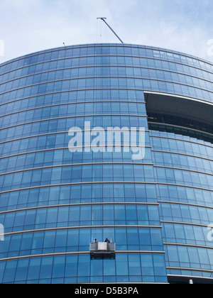 Fensterputzer arbeitet an einem Glas verkleidet Bürogebäude in Brüssel, Belgien Stockfoto