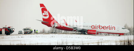 Eine Boing 737-800 der Fluggesellschaft Air Berlin steht auf einer Wiese hinter der Landebahn des Flughafens in Dortmund, Deutschland, 3. Januar 2010. Das Flugzeug zielte auf Gran Canaria Steckscheide aus der Start-und Landebahn, nachdem der Pilot die Abnahme aufgrund divergierender Geschwindigkeitsangaben im Cockpit unterbrochen. Keines der 165 Passagiere und 6 Besatzungsmitglieder verletzt wurde, der Flughafen wurde nach dem Unfall stillgelegt. Stockfoto