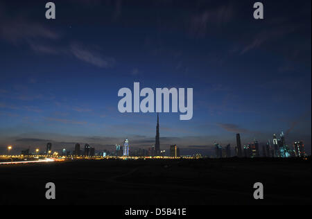 Gemeinsam mit großen Feuerwerk ist die Wolkenkratzer Burj Chalifa in Dubai, Vereinigte Arabische Emirate, 4. Januar 2010 eröffnet. Das Hochhaus wurde von dem amerikanischen Architekten Adrian Smith aus Chicago entwickelt. Foto: Peter Kneffel Stockfoto