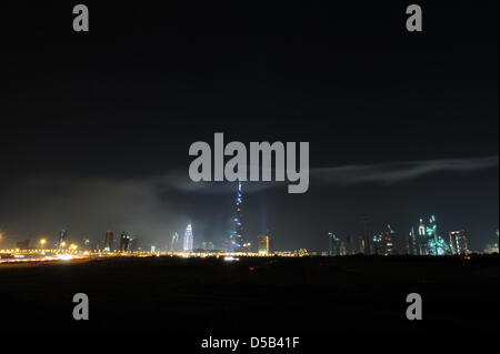 Gemeinsam mit großen Feuerwerk ist die Wolkenkratzer Burj Chalifa in Dubai, Vereinigte Arabische Emirate, 4. Januar 2010 eröffnet. Das Hochhaus wurde von dem amerikanischen Architekten Adrian Smith aus Chicago entwickelt. Foto: Peter Kneffel Stockfoto