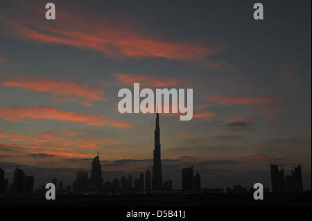 Gemeinsam mit großen Feuerwerk ist die Wolkenkratzer Burj Chalifa in Dubai, Vereinigte Arabische Emirate, 4. Januar 2010 eröffnet. Das Hochhaus wurde von dem amerikanischen Architekten Adrian Smith aus Chicago entwickelt. Foto: Peter Kneffel Stockfoto