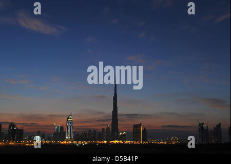 Gemeinsam mit großen Feuerwerk ist die Wolkenkratzer Burj Chalifa in Dubai, Vereinigte Arabische Emirate, 4. Januar 2010 eröffnet. Das Hochhaus wurde von dem amerikanischen Architekten Adrian Smith aus Chicago entwickelt. Foto: Peter Kneffel Stockfoto