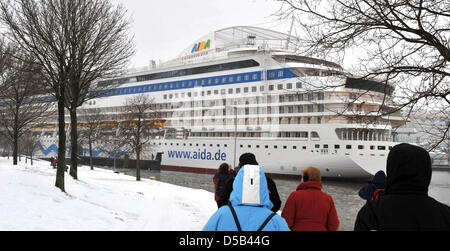 Neugierige Zuschauer beobachten, wie die 252 m lange neu entwickelte Kreuzfahrtschiff "AIDAblu" vor die Dock-Sperre von der Meyer-Werft, Papenberg, Deutschland, 5. Januar 2010 verschoben. Der her von sechs Schiffe geplant, denn die AIDA Schiffseigner Firma in Rostock, Deutschland auf der EMS in die Nordsee transportiert werden soll. Foto: Carmen Jaspersen Stockfoto