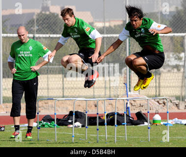 Werder Marcelo Moreno Martins (R-L), Marko Futacs und Torwart Christian Vander in Aktion während einer Trainingseinheit in Dubai, Vereinigte Arabische Emirate, 6. Januar 2010 gezeigt. Werder Bremen bereitet sich auf die Rückrunde der Bundesliga-Saison. Foto: PETER KNEFFEL Stockfoto