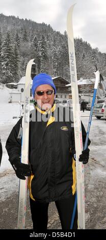 Traffic Bundesminister Peter Ramsauer die christlich soziale (CSU) hält Langlaufskis vor der Hanns-Seidel-Stiftung in Wildbad Kreuth, Deutschland, 6. Januar 2010. Die CSU Stand Gruppe trifft sich bei der Stiftung für seine traditionellen Winter-Konvention. Foto: FRANK LEONHARDT Stockfoto