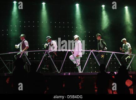 Sängerin und Tänzerin Jovanny Pichardo (C) führt als Michael Jackson während einer Probe des Jackson musical "Thriller Live" im Admiralspalast in Berlin, Deutschland, 6. Januar 2010. Sänger, Musiker und Tänzer werden die größten Hits des "King of Pop" während der Show in Berlin ab Bj. 06, 21. Januar 2010 durchführen. Foto: HANNIBAL (Achtung: nur zur redaktionellen Verwendung!) Stockfoto