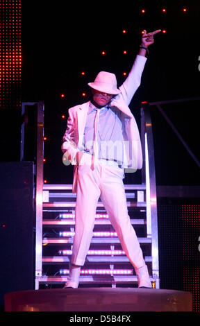 Sängerin und Tänzerin Jovanny Pichardo führt als Michael Jackson während einer Probe für die Jackson musical "Thriller Live" im Admiralspalast in Berlin, Deutschland, 6. Januar 2010. Sänger, Musiker und Tänzer werden die größten Hits des "King of Pop" während der Show in Berlin ab Bj. 06, 21. Januar 2010 durchführen. Foto: Xamax (Achtung: nur zur redaktionellen Verwendung!) Stockfoto