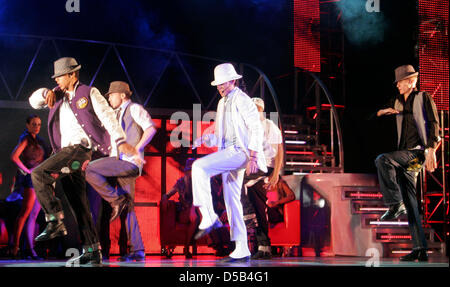 Sängerin und Tänzerin Jovanny Pichardo (C) führt als Michael Jackson während einer Probe für die Jackson musical "Thriller Live" im Admiralspalast in Berlin, Deutschland, 6. Januar 2010. Sänger, Musiker und Tänzer werden die größten Hits des "King of Pop" während der Show in Berlin ab Bj. 06, 21. Januar 2010 durchführen. Foto: Xamax (Achtung: nur zur redaktionellen Verwendung!) Stockfoto