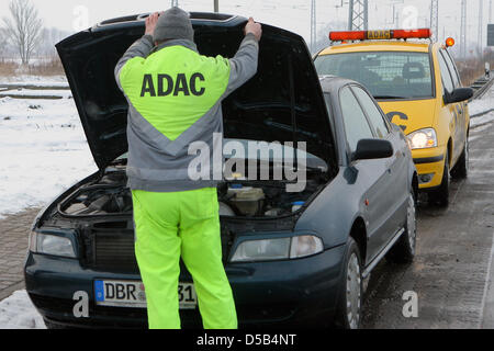 Norbert Kowalke deutschen Automobilclub ADAC prüft den Motor eines behinderten Autos in der Nähe von Rostock, Deutschland, 7. Januar 2010. Mitarbeiter des ADAC und seiner Partner in Deutschland den Spitznamen gelben Engel Gesicht doppelt soviel Pannenhilfe-Bereitstellungen in den kalten und schneereichen Wochen des Jahres. Rund 16,8 Millionen Menschen sind Mitglieder von Europas größter Automobilclub ADAC. Foto: BERND WUESTNE Stockfoto