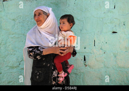 (Dpa-Datei) Ein Datei-Bild datiert 31. Mai 2009 von einer älteren Frau mit einem Kind in den engen Gassen von Diyarbakir, Türkei. Mit einer geschätzten Bevölkerung von 1 Million Einwohnern, Diyarbakir ist einer der weltweit größten kurdischen Stadt. Foto: Tom Schulze Stockfoto