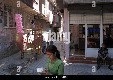 Ein Datei-Bild datiert 31. Mai 2009 von einer Straßenszene in Diyarbakir, Türkei. Mit einer geschätzten Bevölkerung von 1 Million Einwohner die Stadt soll eines der weltweit größten kurdischen Städten. Foto: Tom Schulze Stockfoto