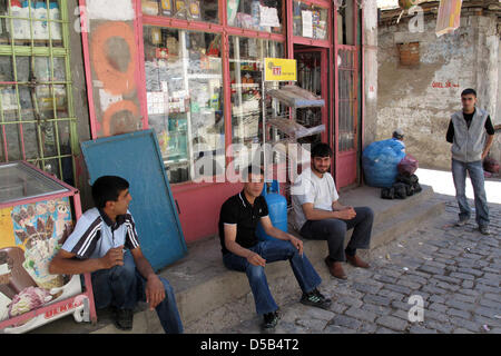 Ein Datei-Bild datiert 31. Mai 2009 der jungen Männer sitzen vor einem Geschäft in Diyarbakir, Türkei. Mit einer geschätzten Bevölkerung von 1 Million Einwohnern, Diyarbakir ist einer der weltweit größten kurdischen Stadt. Foto: Tom Schulze Stockfoto